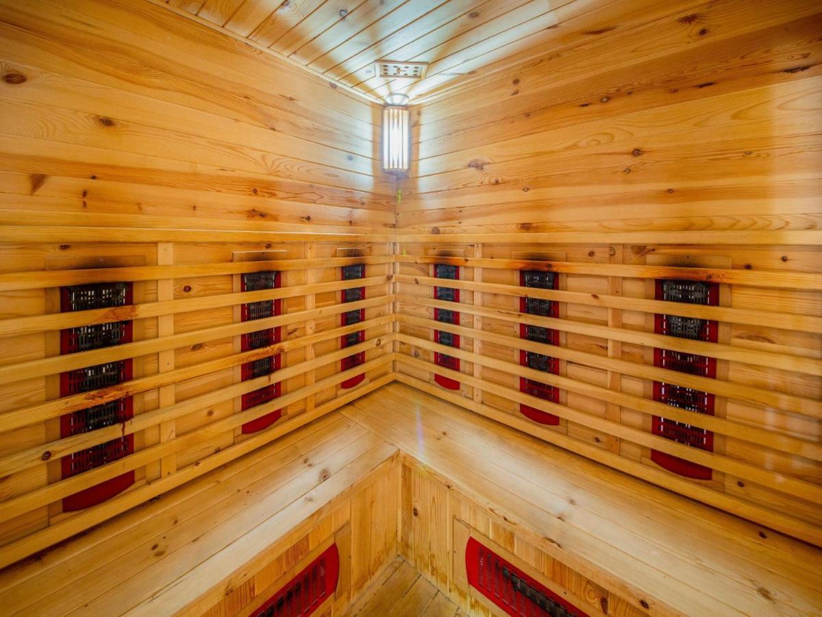 Spacious With Sauna And Bubble Bath Holiday home *